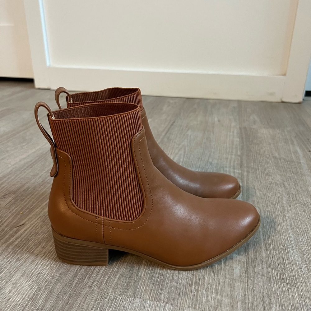 Women’s brown boots. Size 8. New-never worn